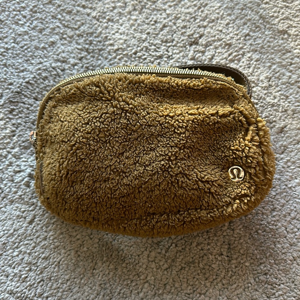 Lululemon Everywhere belt bag fleece
